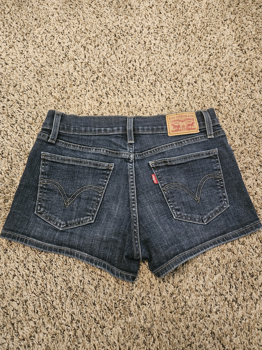 🦋Y2K Levi's Women's Dark Wash Denim Shorts Size 27